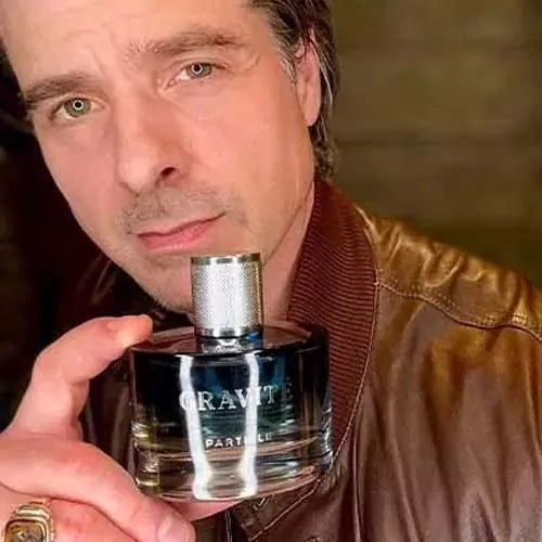 Man holding Particle Gravité Cologne